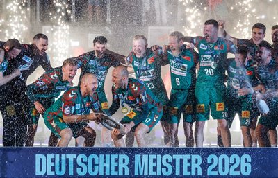 Erst streckt Christian O'Sullivan (Mitte, l, SC Magdeburg) mit Tim Hornke (Mitte, r, SC Magdeburg) die Meisterschaftsschale hoch. Dann wird der Kapitän in die "Hall of Fame" berufen. 