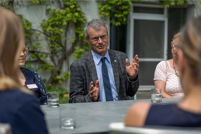 Uwe Drechsel im Gespräch mit Verantwortlichen und einer Bewohnerin des kreislichen Salus-Seniorenzentrums in Jößnitz. Nach den schwierigen Coronamonaten atmen hier in diesen Tagen alle durch. 