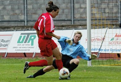 Frankfurts Birgit Prinz, dreimalige Weltfußballerin, traf im Vogtlandstadion sieben Mal gegen Andrea Kaiser im Jößnitzer Tor.