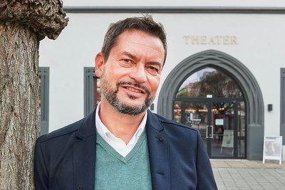 Der kommende Generalintendant Dirk Löschner vor dem Gewandhaus in Zwickau. 