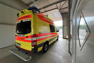 Der Rettungswagen kann über Rettungswege entlang der Rennstrecke direkt ins Medical Centre fahren. So vergeht wenig Zeit bis zur medizinischen Versorgung.