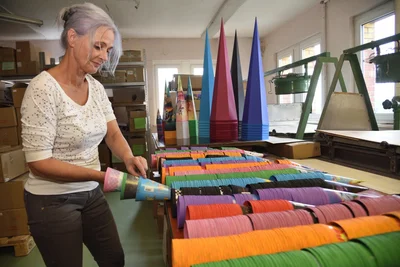 Heike Thiem, Mitarbeiterin in der Verpackungsmittel GmbH in Markneukirchen, bereitet die unterschiedlich großen Zuckertüten für den Versand vor.
