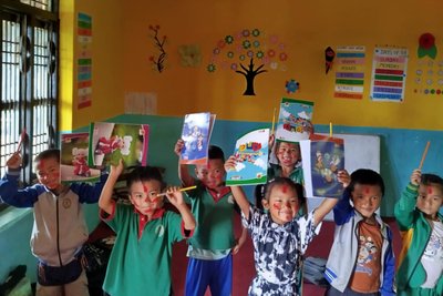 Zeichnen gehört dazu. Die Kinder haben mit ihren Erzieherinnen auch die Wände im Inneren gestaltet.