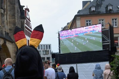Public Viewing in der Kneipenmeile 2018. Allzu große Veranstaltungen sind zur heute beginnenden Europameisterschaft nicht geplant. 