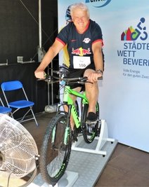 Oberbürgermeister Dieter Greysinger trat für den Envia-M-Städtewettbewerb in die Pedale.