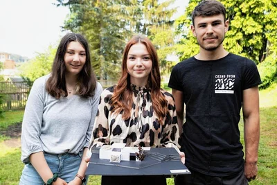 Entwurf besticht durch gerade Linien: Leni Schädlich, Emilie Köhler und Luce Hönke (von links).