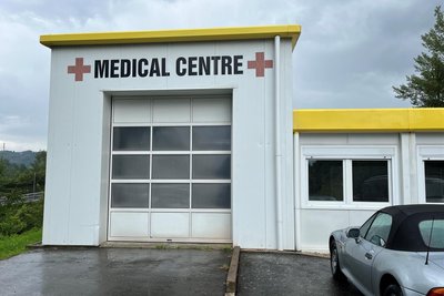 Der Containerbau ist bereits in die Jahre gekommen. Aber bis zum Montagabend werden hier Helfer für den Notfall im Einsatz sein.