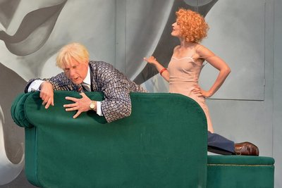 Andreas Kuznick und Sarah Bonitz bei der Probe am Dienstag zur Komödie "Außer Kontrolle" des Freiberger Theaters auf dem Schlosshof.