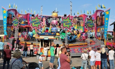 Beim Parkfest in Hainichen sorgten Schausteller mit ihren Geschäften für Unterhaltung. Die Besucher nutzen die Gelegenheit, die vielfältigen Angebote auszuprobieren.