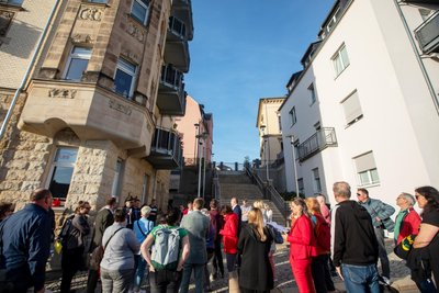 Einer der Orte des größten Unbehagens in der City ist die Hradschin-Treppe. Anwohner berichteten von ihren Nöten während des Stadtrundgangs. Es ging um Alkohol, Drogen und Exkremente vor der Haustür.