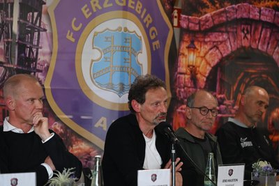 Sportvorstand Jens Haustein, hier neben Vereinspräsident Thomas Schlesinger (l.), Finanzvorstand Andreas Stark (2.v.r.) und Kaderplaner Steffen Ziffert (r.) nahm auch die Mannschaft in Schutz. „Die Spieler sind keine Maschinen“, sagte er.
