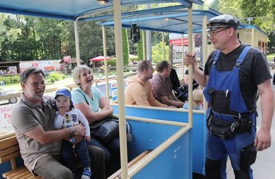 Lokführer Jens Kretschmar begrüßt die Fahrgäste im Personenwagen. Demnächst will der Förderverein zwei weitere Wagen dieser Art aufbauen. Das Material kommt von der Wismut.