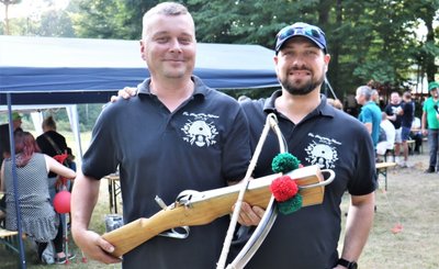 Marko Horn (l.) und Mario Kirsten gehören der Privilegierten Schützengilde zu Hainichen an. 