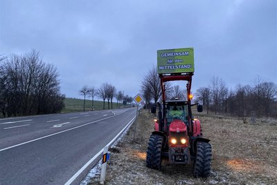 Einsamer Protest an der Neumarker Ortsumgehung.