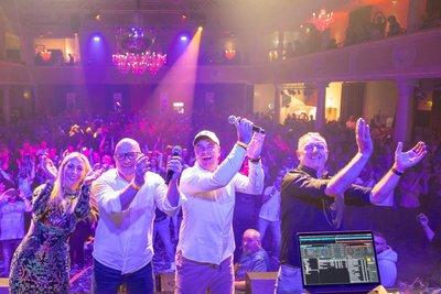 Die Bühne und der Saal tobten im Freiberger Tivoli bei der Disco-Nacht mit den DJs Christan Bieselt und Daniel Pavel und den Radiomoderatoren Katja Möckel und Uwe Fischer.