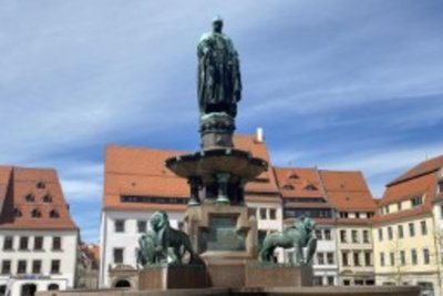 Die vier Löwen des Otto-Brunnens in Freiberg speien wieder Wasser.