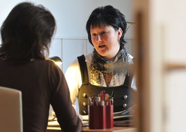 Manuela Muck aus dem Frauenschutzhaus bei einem Beratungsgespräch