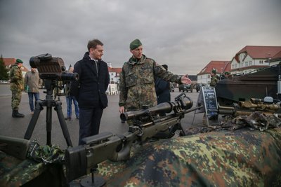 Michael Kretschmer lässt sich von Oberstabsgefreiter Frank Alperstedt die Ausrüstung eines Scharfschützen erklären.