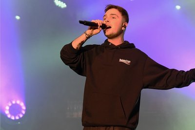 Mike Singer rockte am Samstag die Bühne im Naturtheater Bad Elster.