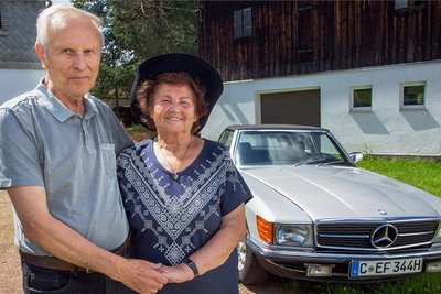 Dieter und Erika Frech sind ein eingespieltes Team. Sie gehen Samstag und Sonntag mit dem Mercedes SL 107, Baujahr 1984, an den Start.