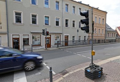 Eine provisorische Ampel soll Fußgängern wieder ein sicheres Überqueren der stark befahrenen Bundesstraße 175 in Waldenburg ermöglichen.