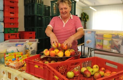 
              <p class="artikelinhalt">Annerose Aurich ist mehrmals in der Woche für die Stollberger Tafel aktiv - hier bereitet sie das Schülerfrühstück vor. </p>
            