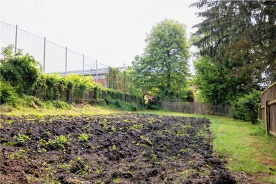Auf diesem Grundstück direkt neben der Kunstwerkstatt, das bislang als Kartoffelacker genutzt wird, könnte das Gebäude entstehen.