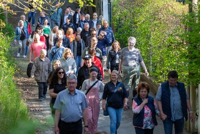 Was aussieht wie ein Frühlingsspaziergang, war die Ortsbegehung in Stadtmitte am Dienstag. Hier laufen die Teilnehmer den Schießberg hinunter in Richtung Baustelle Syrabach.