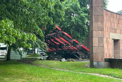 Das Riesendisplay wurde am Morgen neben dem Schauspielhaus von einem Kran hochgezogen.