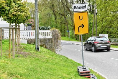 Auch in Richtung Mobendorf ist eine Umleitung ausgeschildert. 