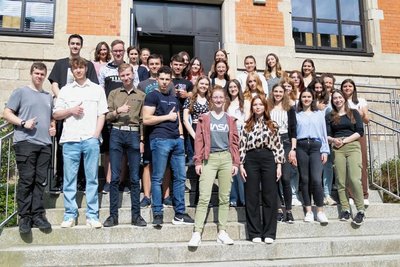 Schüler der Jahrgangsstufe 11 aus den Leistungskursen Biologie und Kunst mit ihren Lehrerinnen Michaela Popp und Sandra Schmidt sowie Architektin Barbara Müller.