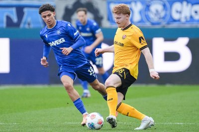 Robert Wagner (r.), hier im Spiel beim Karlsruher SC, spult im Mittelfeld viele Kilometer ab.