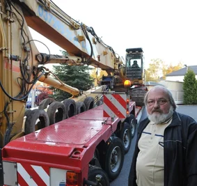 Disponent Klaus Pönitz schaffte den Bagger von Gerald Bochmann von Neuoelsnitz nach Niederschmiedeberg und zurück nach Lugau.
