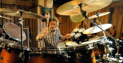 Simon Phillips am Schlagzeug