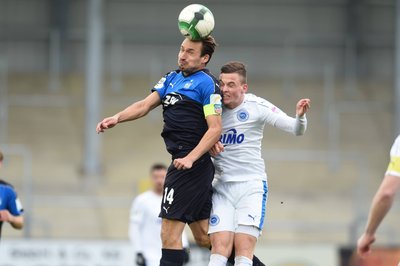 Toni Wachsmuth (Zwickau, links) im Zweikampf gegen Moritz Heyer (Lotte)