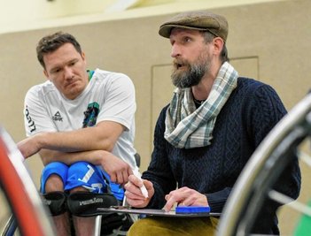 Trainer Marco Förster doziert an der Taktiktafel. Können Frank Oehme (l.) und seine Mitspieler den Plan am Sonntag umsetzen? 
