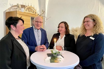 Dr. Wolfgang Zwingenberger im Gespräch mit Beate Beyreuther (l.), Simone Lang (MdL) und Monique Junghanns.