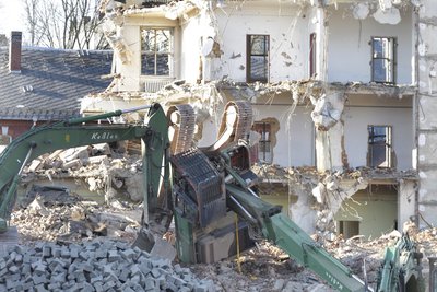 Ein Bagger ist auf einer Baustelle an der Hammerstraße am Samstagnachmittag umgekippt.