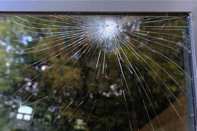 Gesplitterte Scheibe an einer Tür des Altes Wasserwerks im Park der Generationen. Schäden durch Vandalismus nehmen zu. 