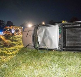 Der Geländewagen überschlug sich neben der Fahrbahn.