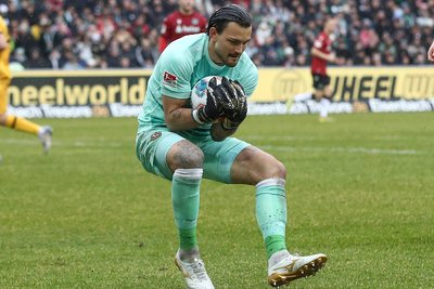 Torhüter Tim Schreiber hat den Ball sicher. Der 23-Jährige wirkt in der Runde viel stabiler.