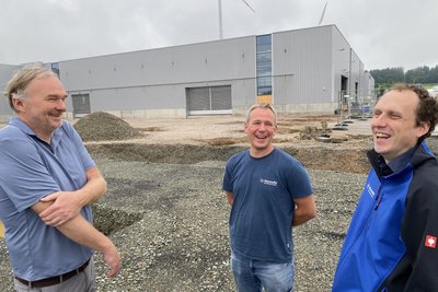 Wenn der Baufortschritt für gute Laune sorgt. Thermofin-Chef Bernd Löffler, Gebäude-Manager Jörg Völkel und Robert Seidel vom Marketing (von links) vor den Fundamentgruben für die nächste Halle.