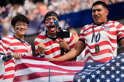 US-Fans jubeln vor dem Spiel USA gegen Paraguay bei der Fußball-WM.