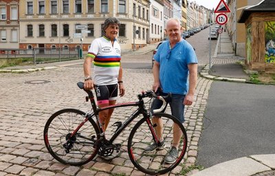 Der Leipziger Olaf Reinhardt (rechts) hat den Besuch organisiert. Er sei ein wandelndes Sportlexikon, sagen seine Freunde. 