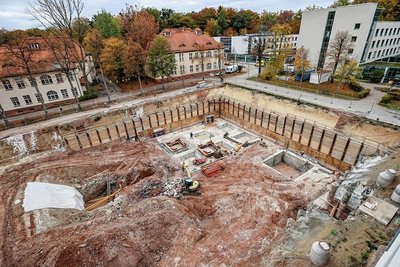 Das neue Kardiologische Zentrum entsteht am Standort Küchwald des Klinikums Chemnitz. Links sind die Häuser 11 (u.a. Tropenmedizin) und 12 (Geriatrie) zu sehen, rechts Haus 39 (u.a. Allergologie). 