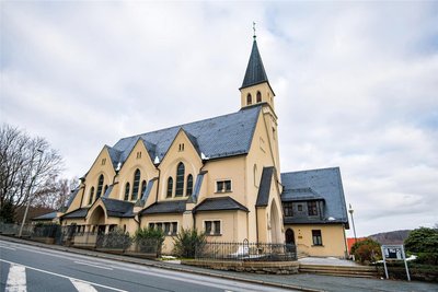 Die katholische Kirche an der Schneeberger Straße in Aue, neben an das Pfarrhaus. Przemek Kostorz zog kürzlich aus Dresden dorthin.