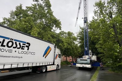 Kran und Lkw standen am Morgen neben dem Schauspielhaus. Foto: