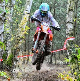Zwischen den Birken zurück in die Erfolgsspur: Der Peniger Edward Hübner fuhr in Burg erstmals in diesem Jahr auf das Podium in der Championatswertung. Diese gewann der Geringswalder Luca Fischeder. 