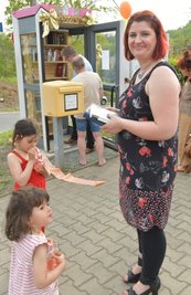 So wie Ortschaftsratschefin Odette Lamkhizni haben andere Halsbacher Bücher zur Einweihung der Bücherzelle mitgebracht. 