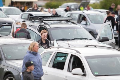 Autos und Musik. Am 1. Mai fand das erste Drive-In-Konzert statt. 